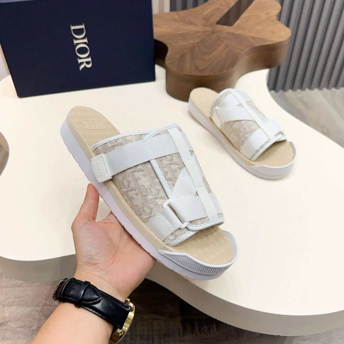 Factory price: 280💰Dior Alias ​​men's leather slippers. This Alias ​​sandal is a new summer product, showing a casual and elegant style. Carefully crafted from grained cow leather and Oblique printed fabric, with cowhide lining! Cross-strap design with metal-clad brass CD Diamond logo. The imported cowhide leather and rubber sole adds sophistication and comfort, while Oblique print-effect anti-slip panels add style. Size: 38-44 (45 customized)